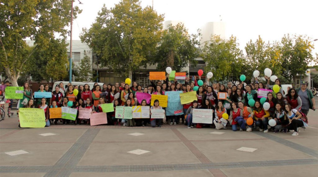 Sentada y manifestación contra la quita de subsidios