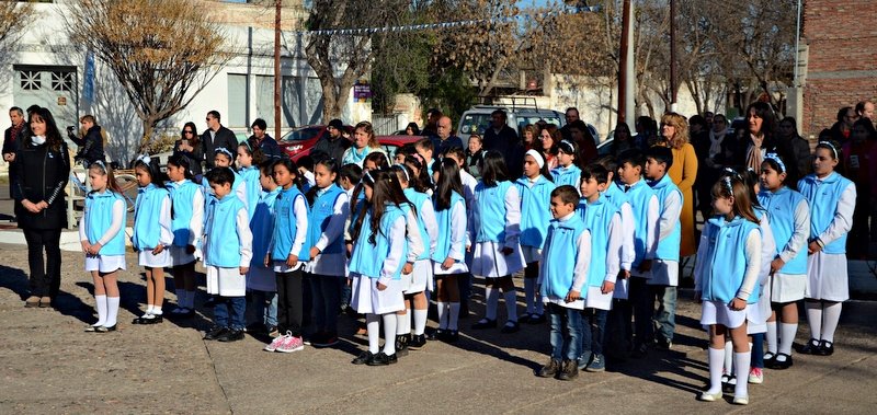 Acto por el Día de la Bandera en Alvear Oeste