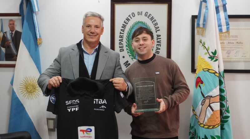 Agustín fue recibido por el intendente tras consagrarse campeón mundial en una competencia organizada por la NASA