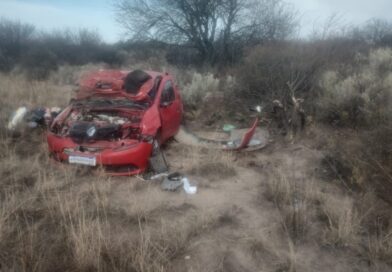 Tres personas resultaron lesionadas tras el vuelco de un vehículo en Ruta 143