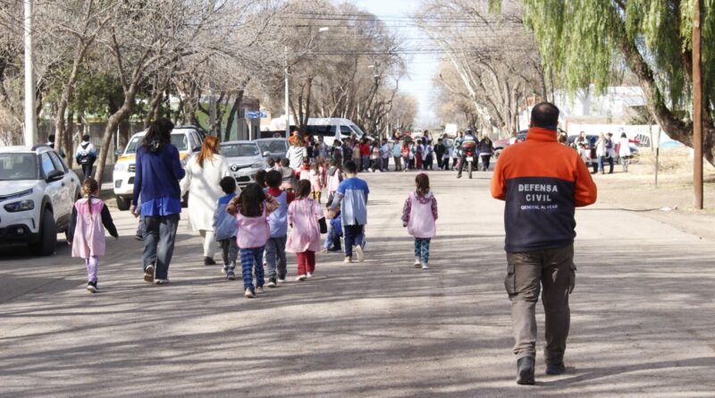 Defensa Civil realizó un simulacro de Sismo en la Escuela Entre Ríos de Alvear Oeste