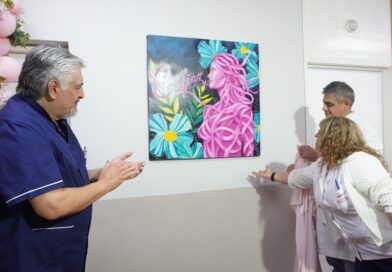 El IES entrega obra de arte al Hospital Enfermeros Argentinos en el marco de Octubre Rosa