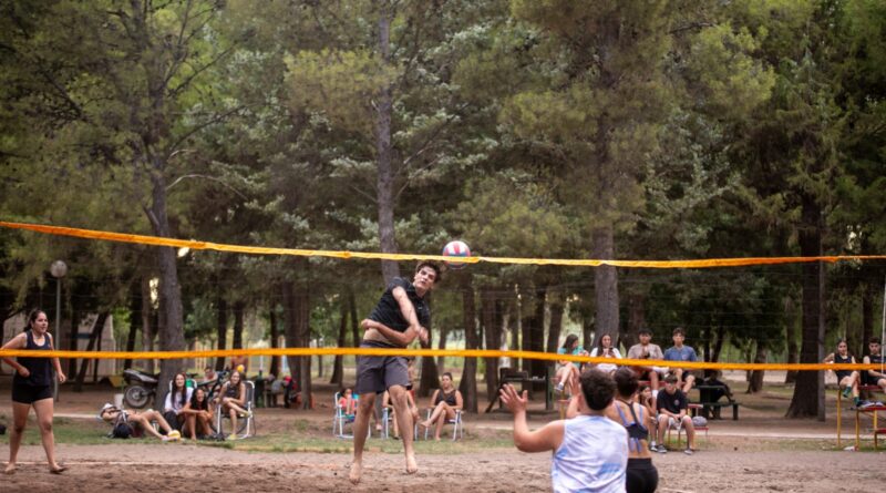 Torneo mixto de beach vóley en el Poli