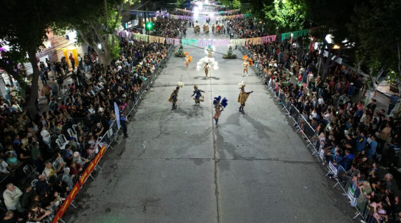 Color, música y una multitud en el carnaval de General Alvear
