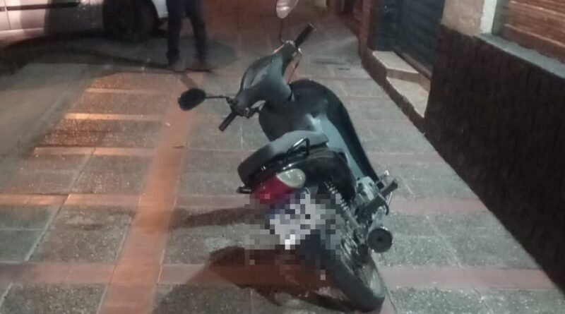 Detienen a un joven que circulaba en una moto con numeración limada