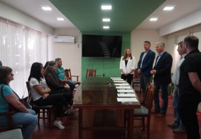 Entrega de escrituras a vecinos del Barrio “Oeste 1”