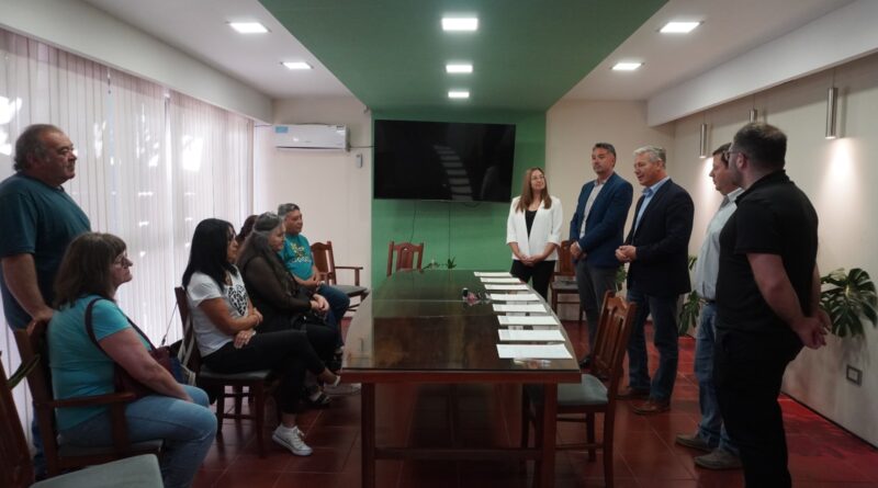 Entrega de escrituras a vecinos del Barrio “Oeste 1”