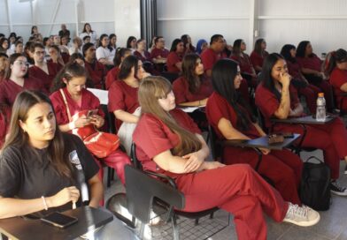 Estudiantes de enfermería recibieron mochilas técnicas para fortalecer su formación