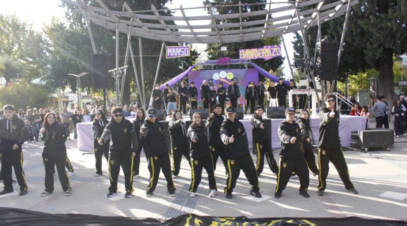 Los estudiantes tuvieron su «Manso Banderazo» en la Plaza Departamental