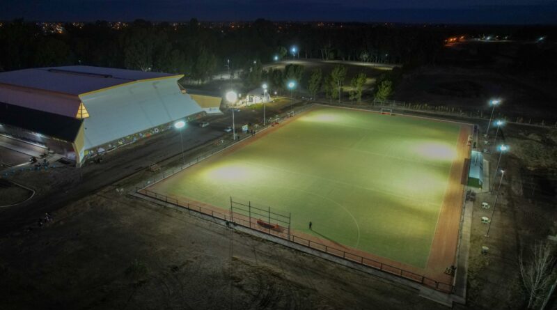 La cancha de hockey “Macarena Rodríguez” sumó iluminación y proyecta nuevas mejoras