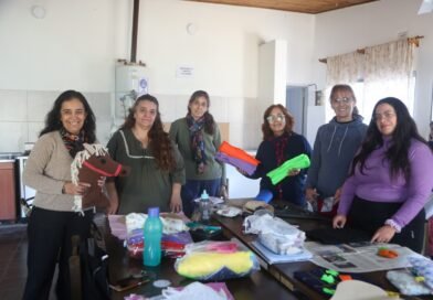 Taller de juguetería textil en el barrio Pellegrini