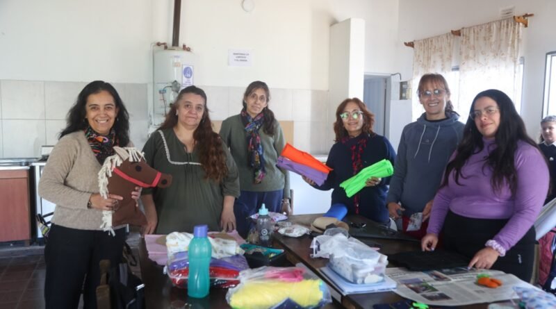 Taller de juguetería textil en el barrio Pellegrini