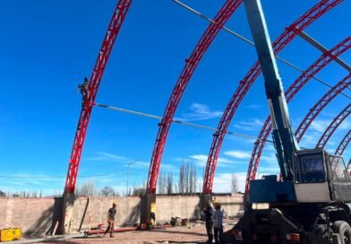 La obra del Polideportivo de Bowen avanza con la instalación de la estructura del techo