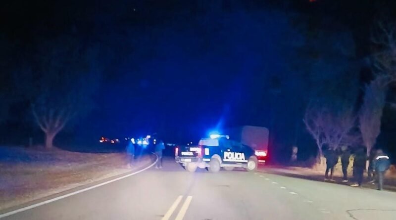 Investigan un accidente fatal entre un camión y una motocicleta en la Ruta 143