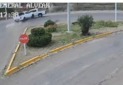 Violento choque entre dos camionetas en el ingreso a Bowen: un conductor dio 2,41 gramos de alcohol