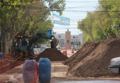 La renovación de agua y cloacas avanza sobre Avenida Alvear Oeste