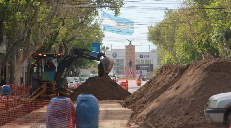 La renovación de agua y cloacas avanza sobre Avenida Alvear Oeste