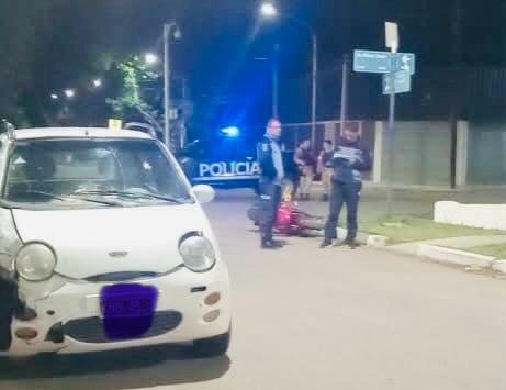Un motociclista y dos ocupantes de un auto resultaron heridos en un choque