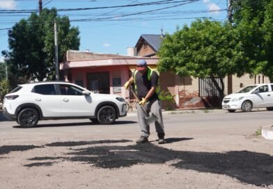 Realizan trabajos de bacheo y reparación de calles